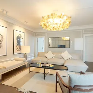 large-luxurious-apartment-heart-of-copenhagen.copenhagenhotelselect.com/