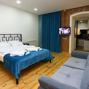 tiflis-hut.alltbilisihotels.com/